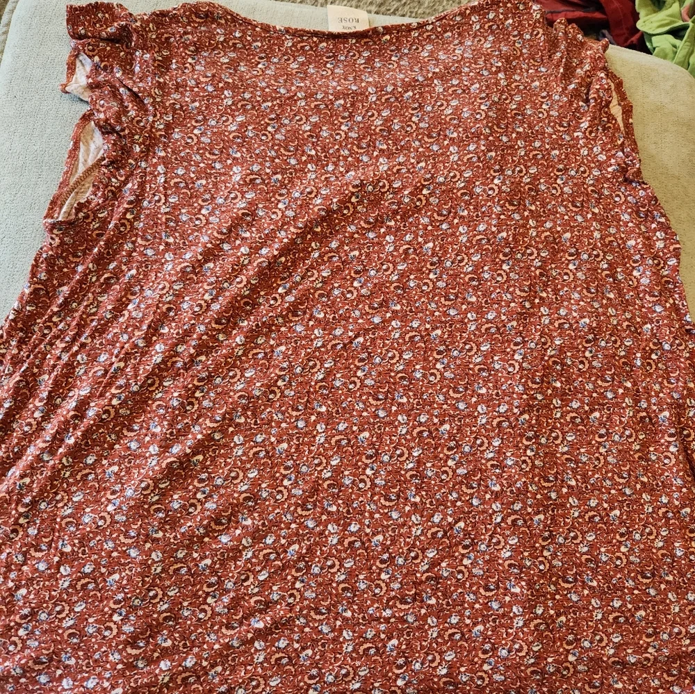 Woman's Top - Picture 3 of 3